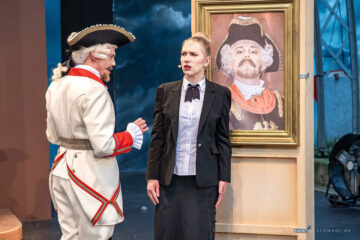 Michael Kuczynski (Baron Münchhausen), Paulina Wojtowicz (Dr. Wagenbeck) © Udo Krause / theater-schwedt.de