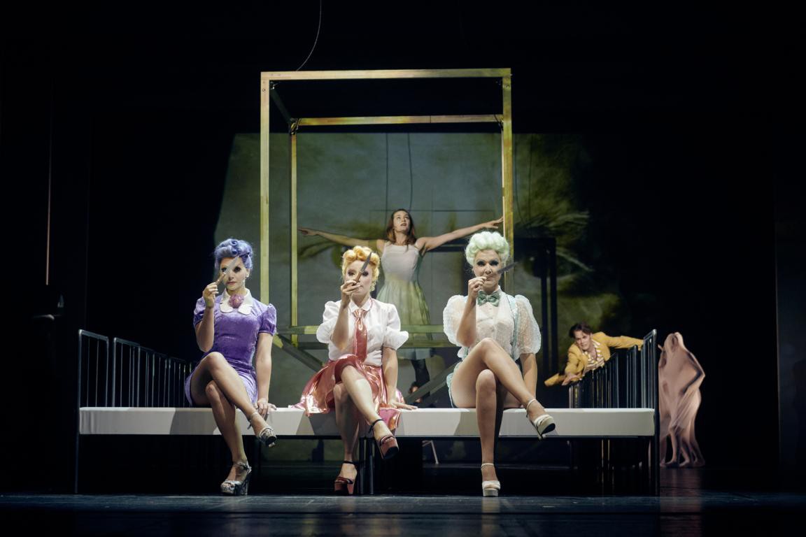 Theresa Christahl (Teenage Girl 3), Jeannine Michèle Wacker (Teenage Girl 2), Michaela Duhme (Teenage Girl 1); hinten: Mädchen (Susanne Schieffer), Alexander Brucker (Newton) © Joseph Ruben // jr@josephruben.com