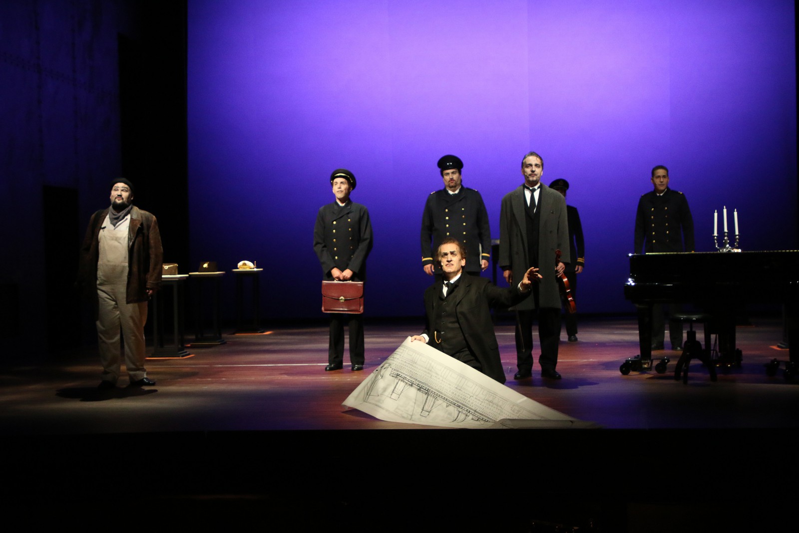 Chris Murray (Thomas Andrews, vorne), Philipp Werner (Fred Barrett), Benjamin Savoie (Telegraph), Lukas Schmid-Wedekind (Offizier Lightoller), Lothar Helm (Wallace Hartley) und Bernhard Meindl (Offizier Pitman) © Sabine Haymann