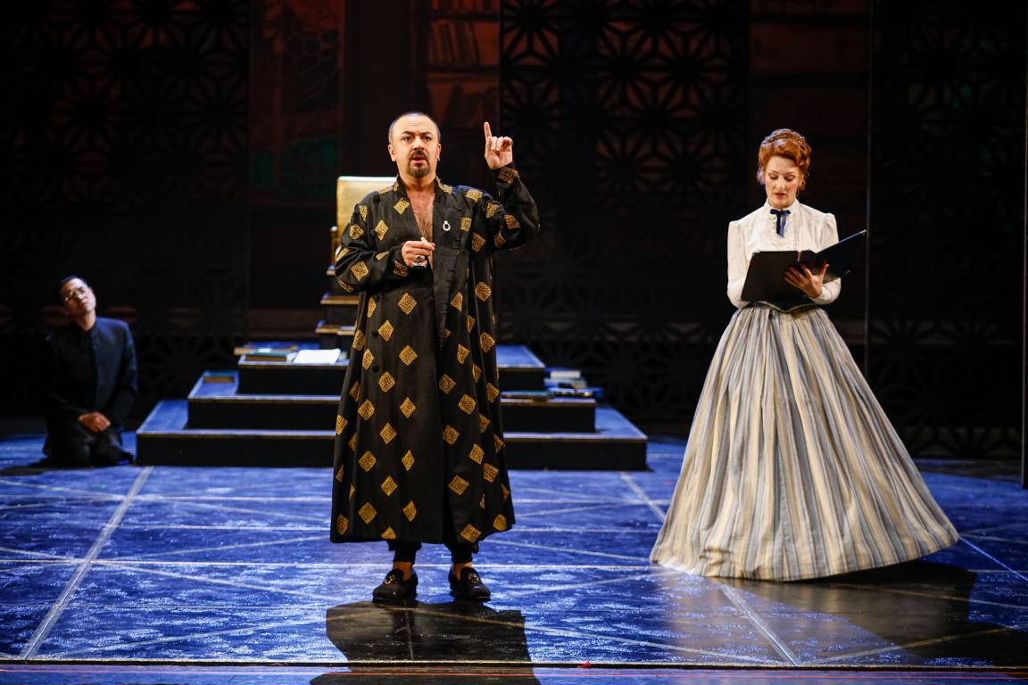 Darius Merstein-MacLeod (Der König von Siam), Patricia Nessy (Anna Leonowens) © Christian Husar