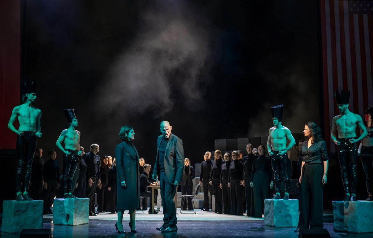 Itziar Lesaka (Svetlana Serievskaja), Marc Clear (Anatoly Sergievsky), Femke Soetenga (Florence Vassy), Opernchor, Ballettensemble, Opernchor © Silke Winkler