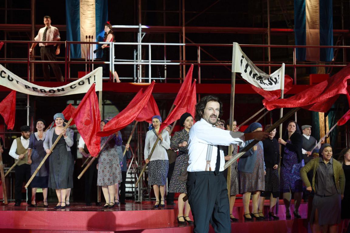 Martin Gäbler (Péron), Julia Steingaß (Evita), Thomas Christ (Che), Los Descamisados, Opern- und Extrachor des Theaters Ulm, Tanzcompagnie des Theaters Ulm © Jochen Klenk