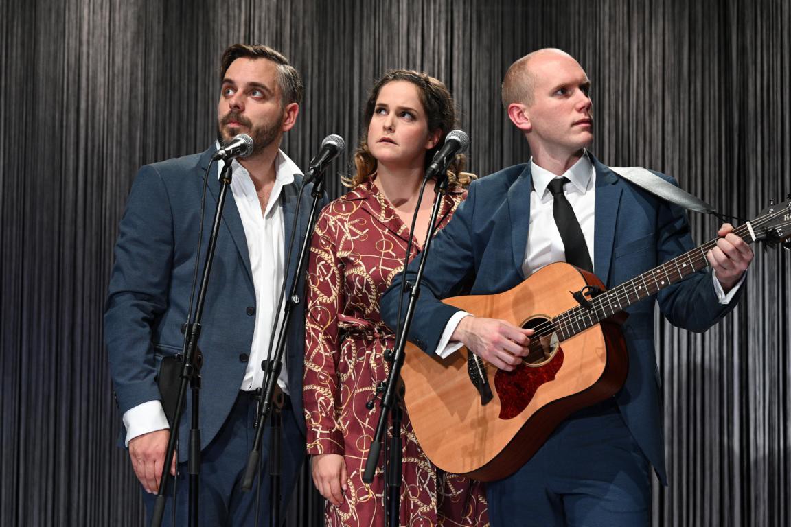 Matthias Zajgier (Paul Stookey), Sarah Horak (Mary Travers), Marc Simon Delfs (Peter Yarrow) © Jochen Klenk