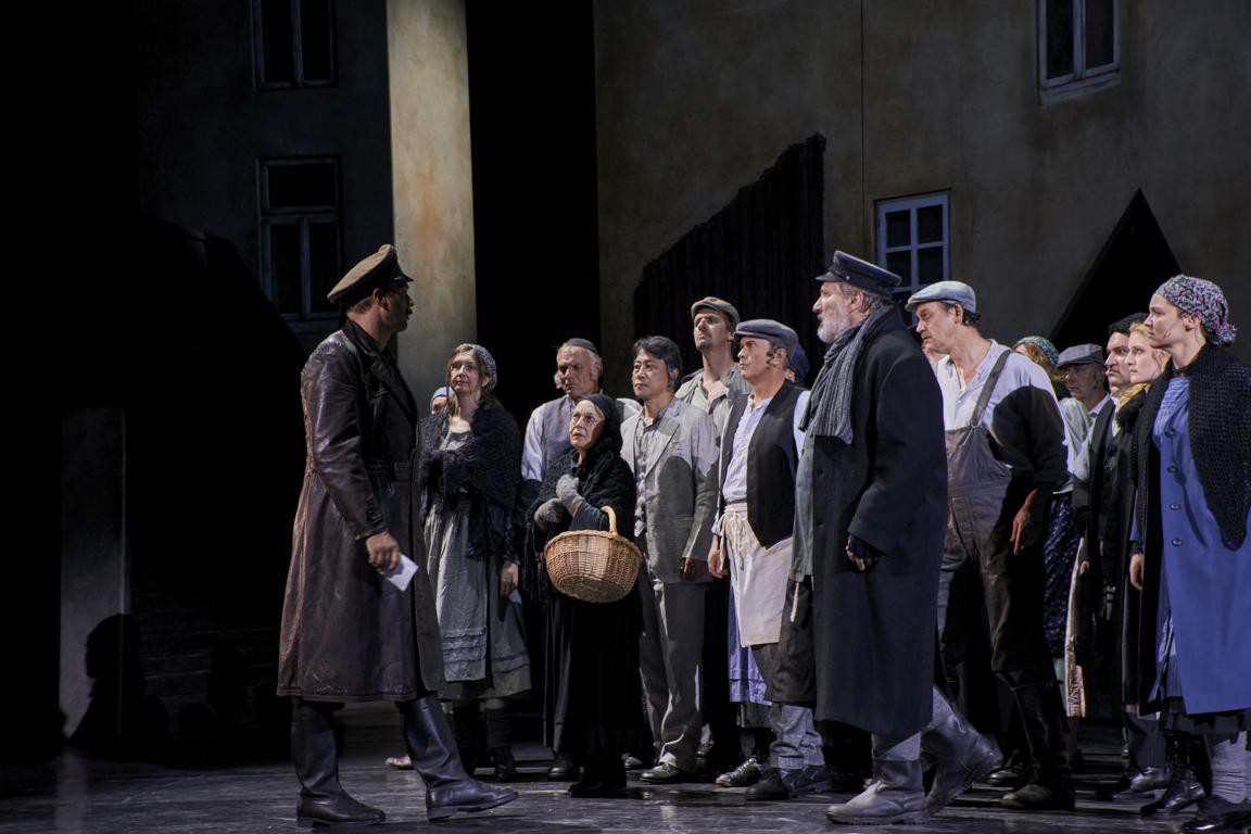 Christian Bergmann (Wachtmeister), Chor, Kristina Günther (Jente), Richard van Gemert (Motschach), Ansgar Schäfer (Tevje), Ralf Grobel (Lazar Wolf), Rahel Wissinger (Zeitel), Kristine Larissa Funkhauser (Golde) © Björn Hickmann