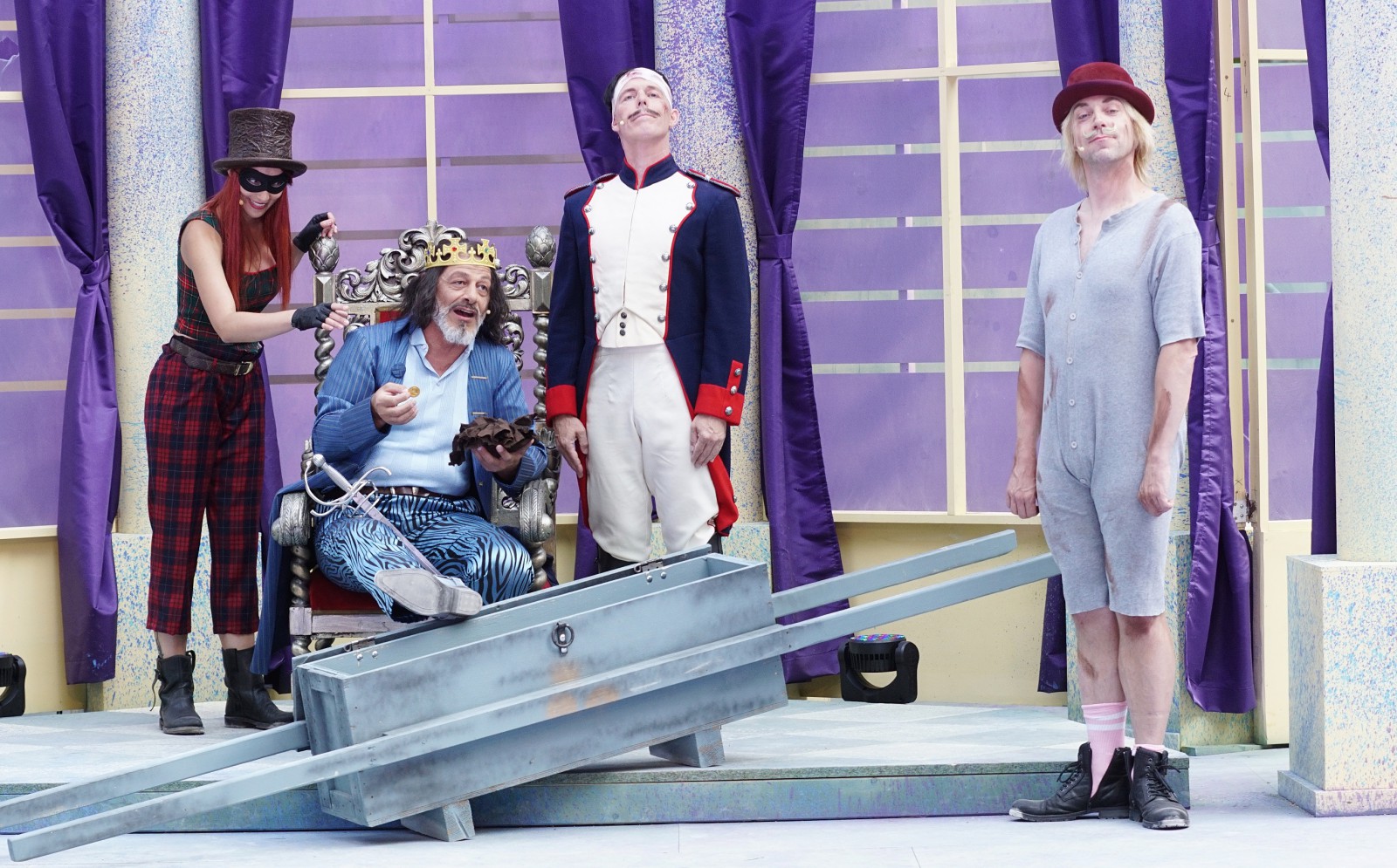 Annabelle Mierzwa (Räuberin), Daniele Nonnis (König Justus der Unersättliche), Adrian Kroneberger (Soldat), Michael Chadim (Schmied) © Mario Zgoll