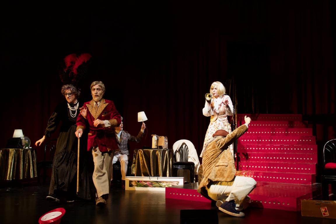 Silke Buchholz (Frau Schwarz), Johannes Bauer (Herr Rot), Philippe Ledun (Herr Grün), Katrin Hauptmann (Frau Weiß), Peter Waros (Herr Blau) © Benjamin Schardt