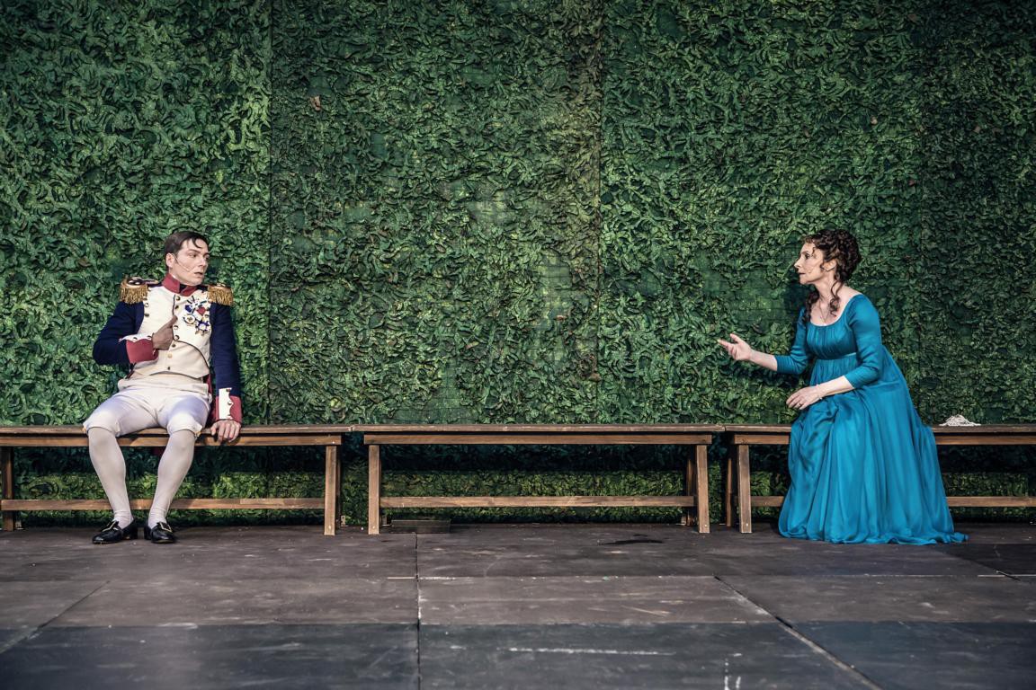 Adrian Thomser (Napoleon), Silke Dubilier (Pauline) © Landestheater Detmold / Marc Lontzek