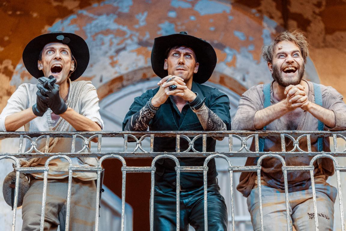 August Geyler (Pistolen Paule), Philipp Richter (Räuberhauptmann Rinaldo), Philipp Scholz (Warzen Wilhelm) © Robert Jentzsch