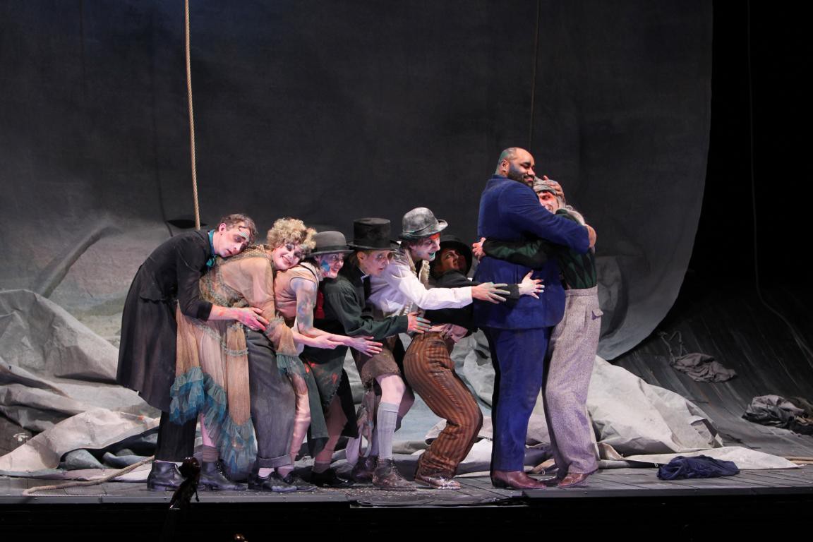 Emil Borgeest (Smith), Annemaaike Bakker (Polly Peachum), Lisa Guth (Moritatensängerin), Irene Kleinschmidt (Jenny), Alexander Angeletta (Filch), Mirjam Rast (Lucy), Simon Zigah (Mackie Messer), Martin Baum (Tiger Brown)  © Jörg Landsberg