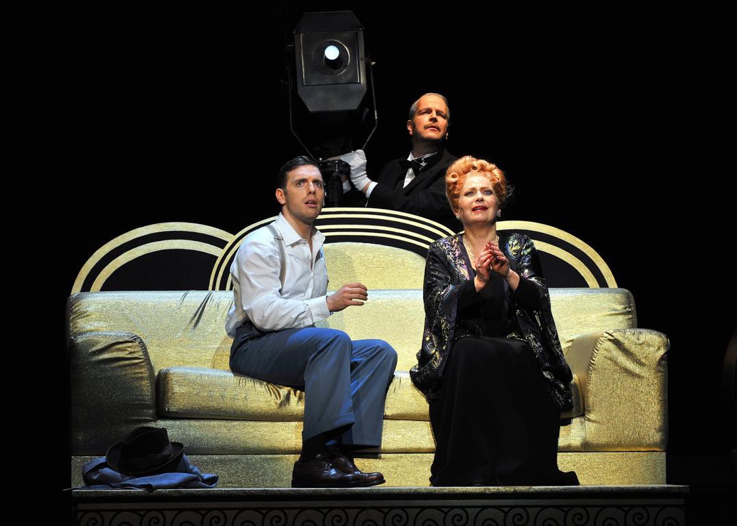 Dennis Weißert (Joe Gillis), Daniel Böhm (Max von Mayerling), Astrid Vosberg (Norma Desmond) © Hans-Jürgen Brehm-Seufert