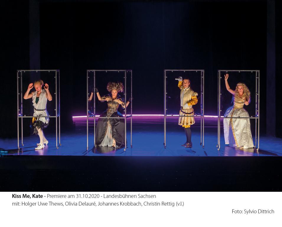 Holger Uwe Thews (Fred Graham (Petruchio)), Olivia Delauré (Lilli Vanessi (Katharina)), Johannes Krobbach (Bill Cathoun (Lucentino)), Christin Rettig (Louis Lane (Bianca)) © Sylvio Dittrich