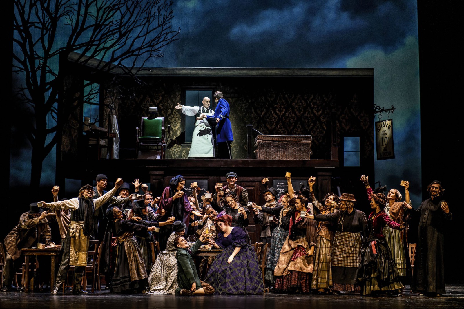 Máté Sólyom-Nagy (Sweeney Todd), Tom Shimon (Tobias Ragg), Katja Bildt (Mrs. Lovett) & Ensemble © © Lutz Edelhoff