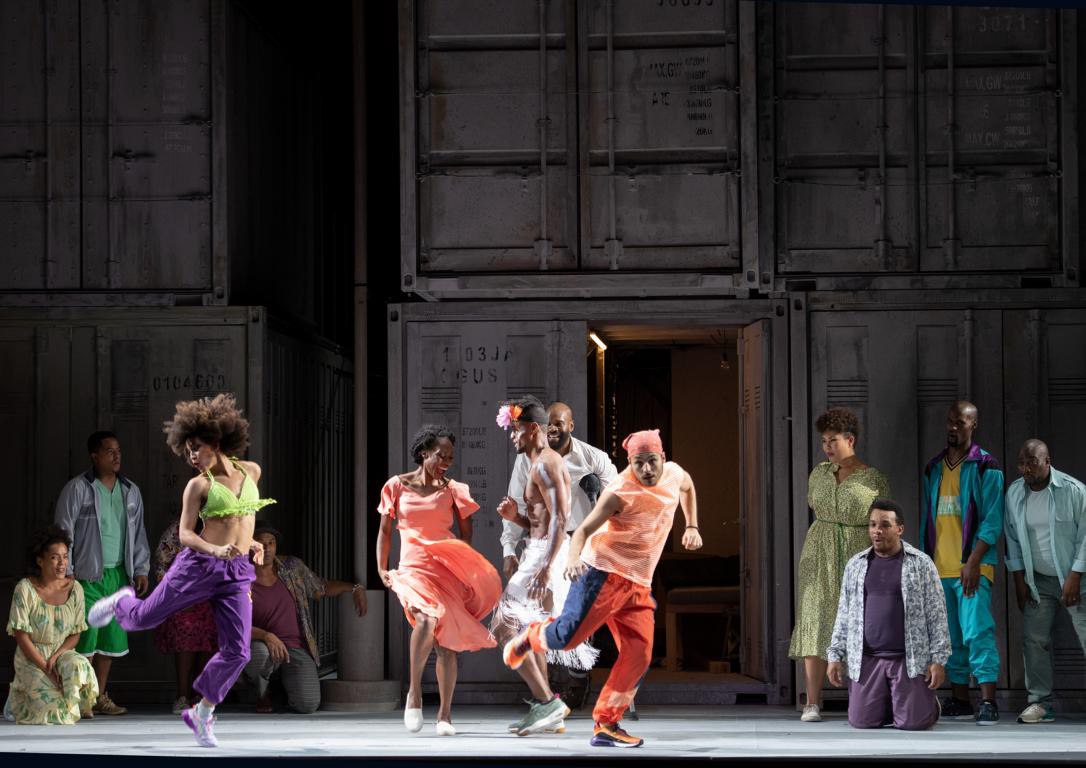 Jeanine de Bique (Bess), Eric Greene (Porgy), Anderson Pinheiro da Silva (Dancer 2), Edith Morales Sen (Dancer 3), Bernardo Ramos Coca (Dancer 1), Ensemble © Monika Rittershaus