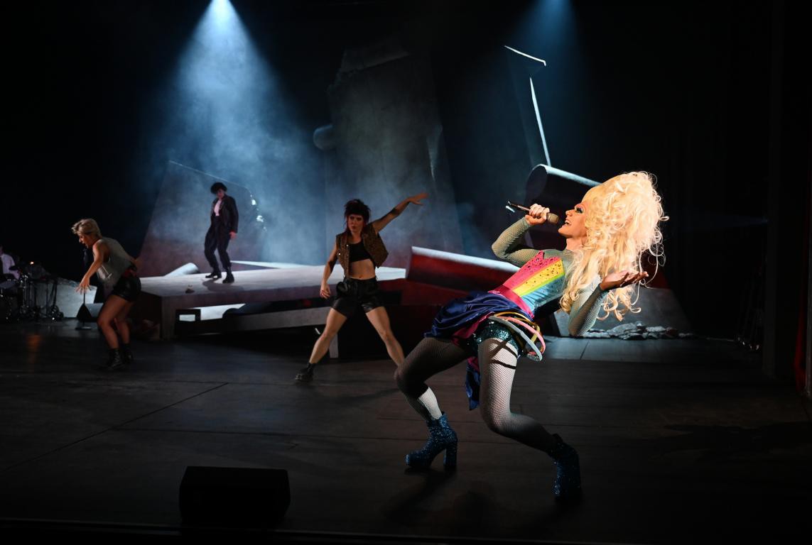 Marcella D´Agostino (Girl), Sarah Horak (Yitzhak), Fides Groot Landeweer (Girl), Marc Simon (Hedwig/Tommy) © Jochen Klenk