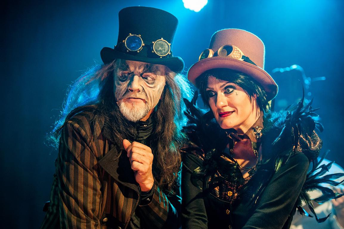 Christian Venzke (Dr. Heinrich Faust), Jessica Fendler (Mephista) © André Gehrmann