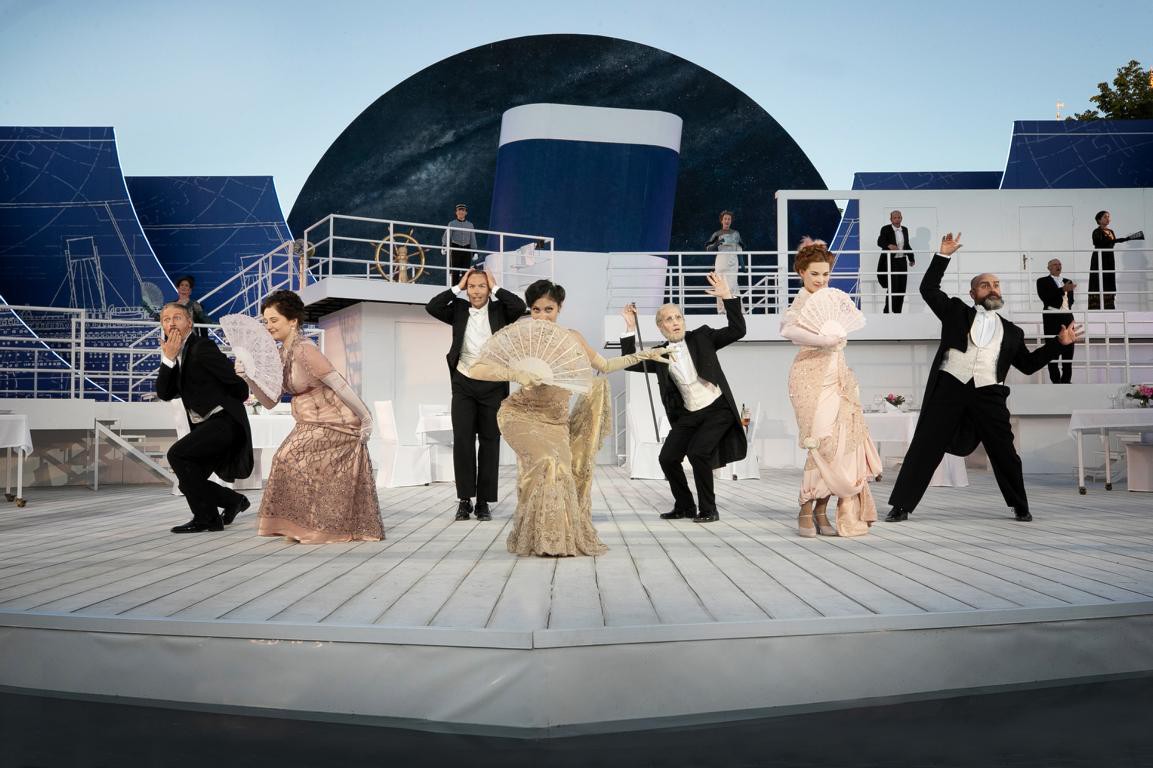 Gerald Michel (Colonel John Jacob Astor), Michaela Thurner (Madeleine Astor), Christopher Wernecke (J. H. Rogers), Eliza Kalcheva (Charlotte Drake Cardoza), Sven Mattke, Maike Jacobs (Mme. Léontine Aubert), Stephan Brauer (Benjamin Guggenheim), hinten: Daniela Sieveke (Marion Thayer), Jürgen Brehm, Opernchor © Silke Winkler