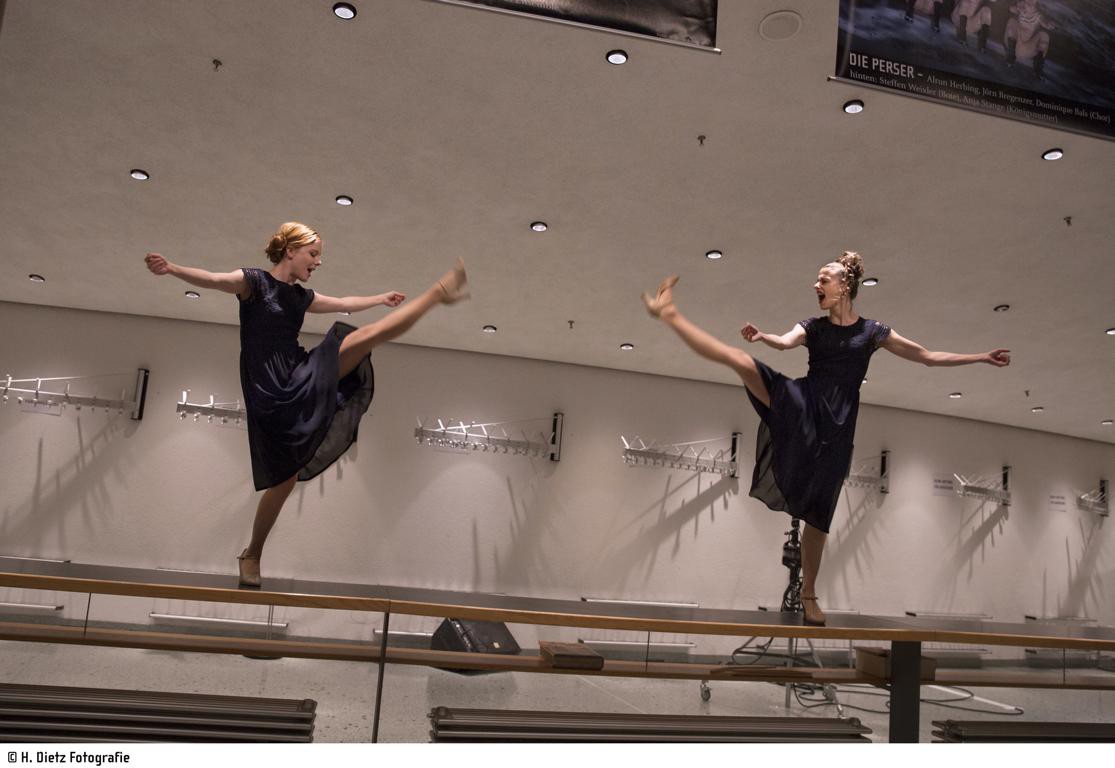 Carolin Waltsgott (Anna Golde), Julia Leinweber (Grete Strumpf) © H. Dietz Fotografie, Hof