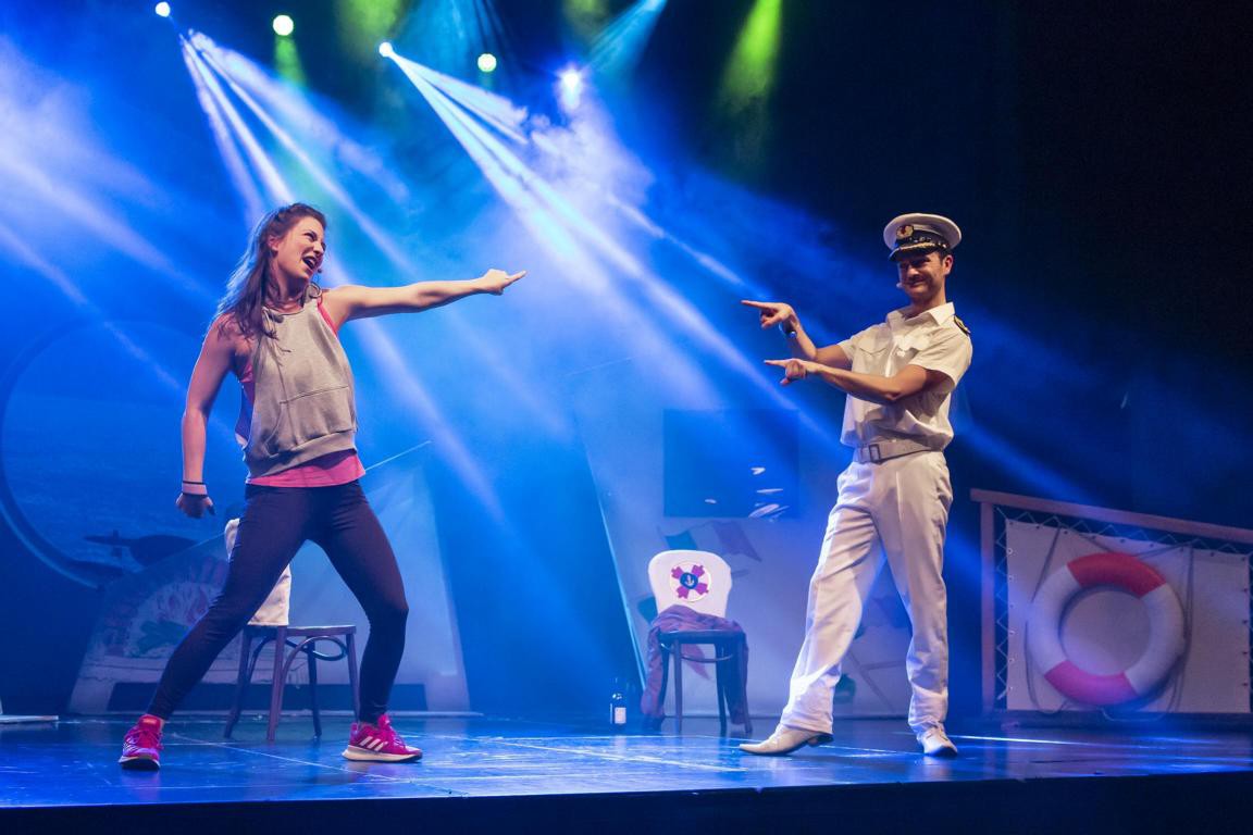 Kirsten Schneider (Frauke), Johann Anzenberger (Traumschiffkapitän) © Peter Litvai, Landestheater Niederbayern