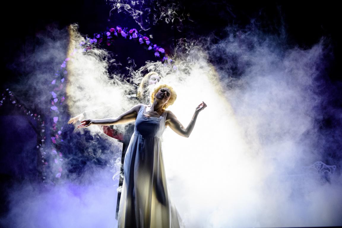 Franziska Ringe (Lucy Westenra), Marco Vassalli (Graf Dracula) © Peter van Heesen