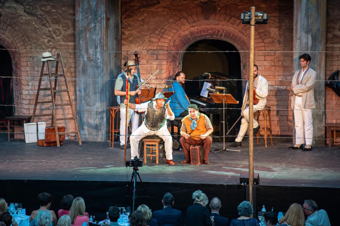 Herbert Lippert (Don Quixote/Cervantes), Karl-Michael Ebner (Sancho/Diener), Janoska Ensemble © Peter Mayr