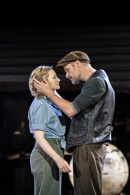 Carly Bawden (Julie Jordan), Declan Bennett (Billy Bigelow) © Johan Persson