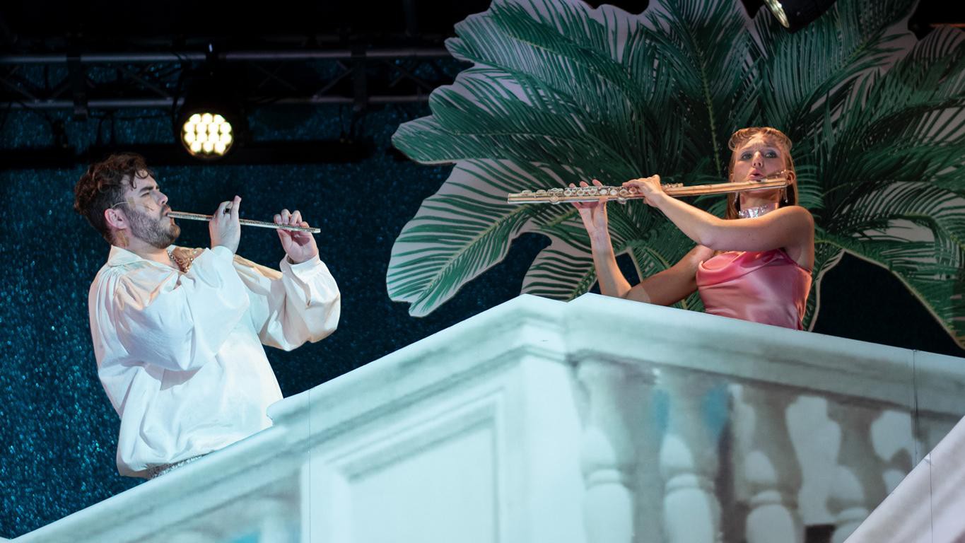 Robert Flanze (Romeo Montague), Jelena Kunz (Julia Capulet) © Pfalztheater/Marco Piecuch