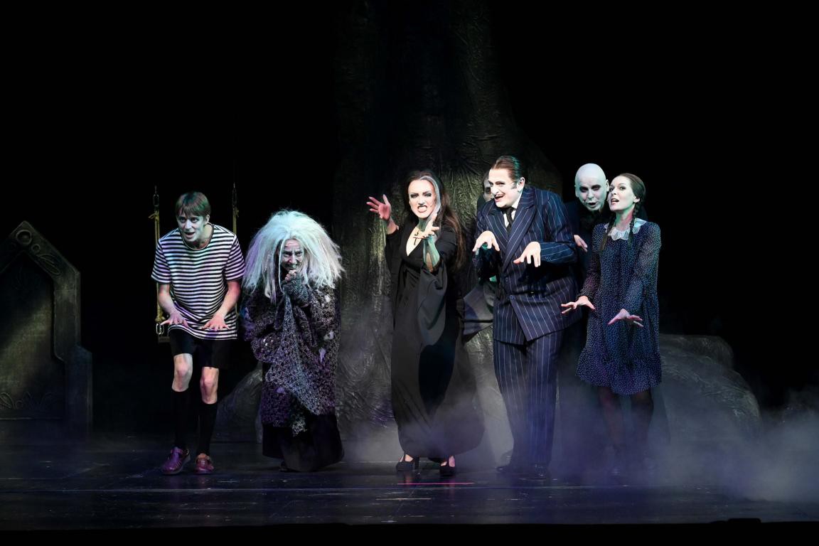 Vincent Furrer (Pugsley), Emma Lotta Wegner (Grandma), Anne Simmering (Mortica), Markus Hottgenroth (Gomez), Gunther Nickles (Onkel Fester), Alexandra Ostapenko (Wednesday) © Jochen Klenk