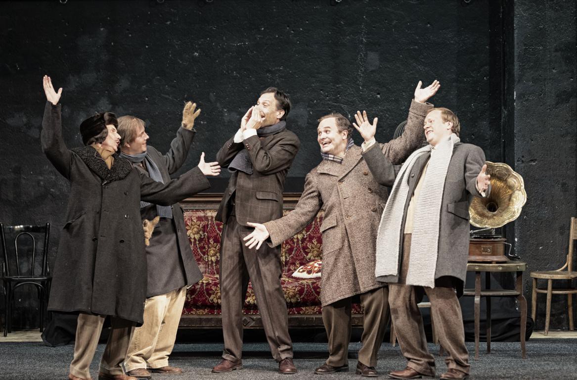 Klaus Steppberger (Ari Leschnikoff), Michael Birgmeier (Roman Cycowsky), Manfed Stecher (Harry Frommermann), Manuel Adt (Erich Collin), Clemens Joswig (Robert Biberti) © Alvise Predieri