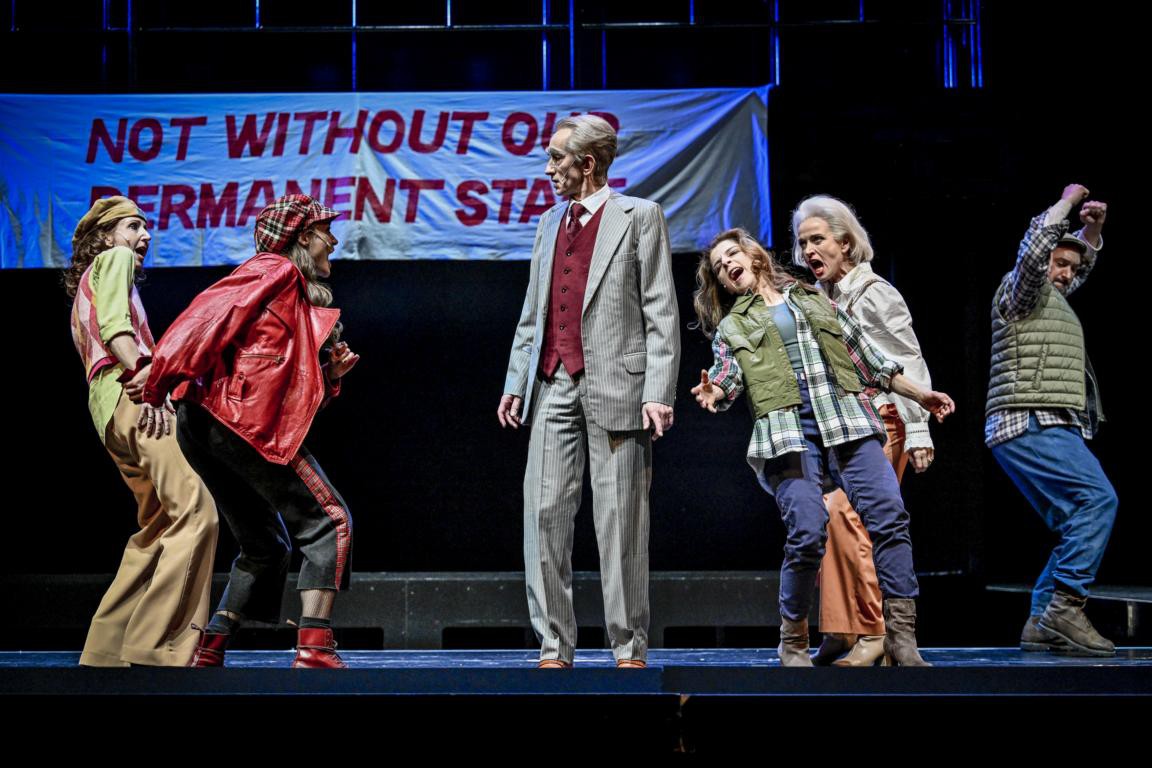 Susanne Höhne (Peggy White), Lilly Gropper (Ellen Dawson), Sven Simon (Fred Newlands), Vasiliki Roussi (Meg Dawson), Katharina Abt (Mrs. Dees), Henning Sembritzki (Billy Thompson) © Thorsten Wulff