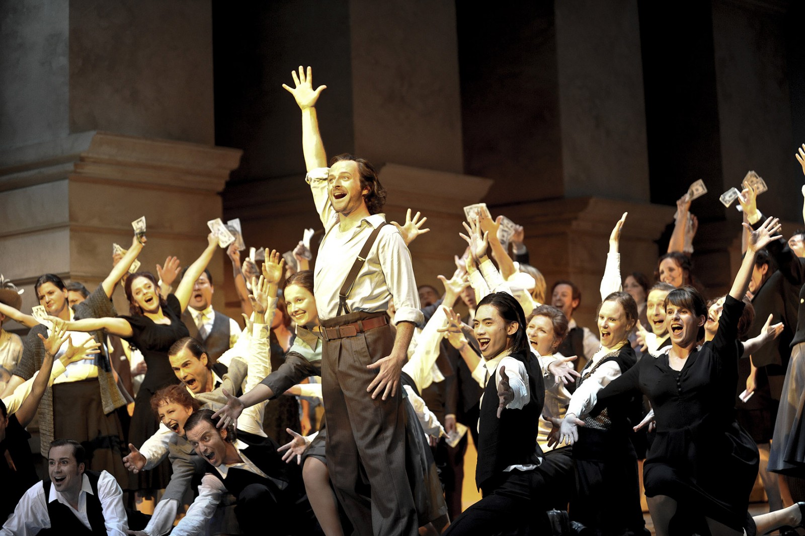 Thomas Christ (Che), Chor Extrachor und Tanzstatisterie des Theater Lübeck (Volk) © © Thorsten Wulff