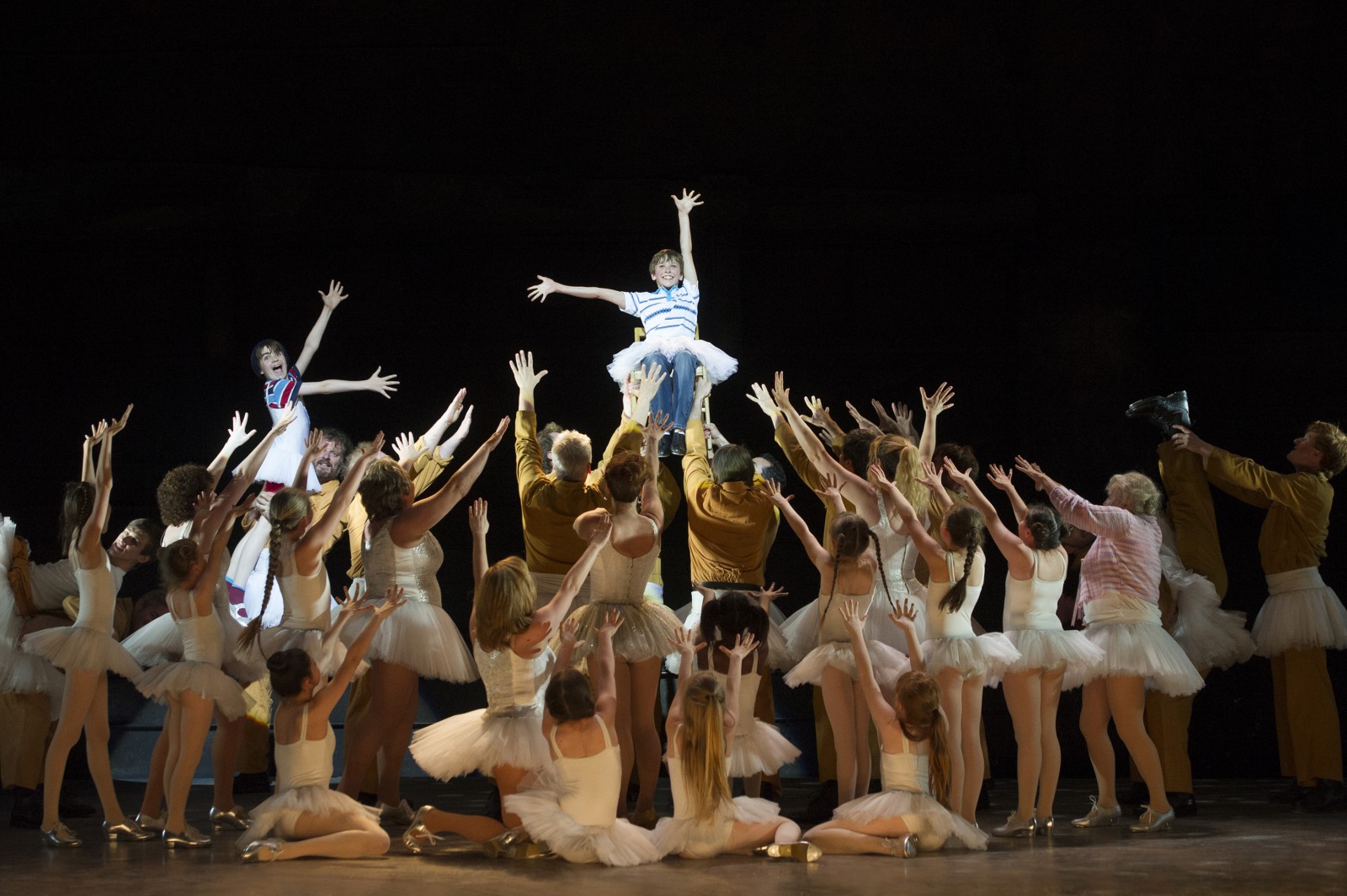 Nat Sweeney (Billy Elliot), Ensemble © Alastair Muir