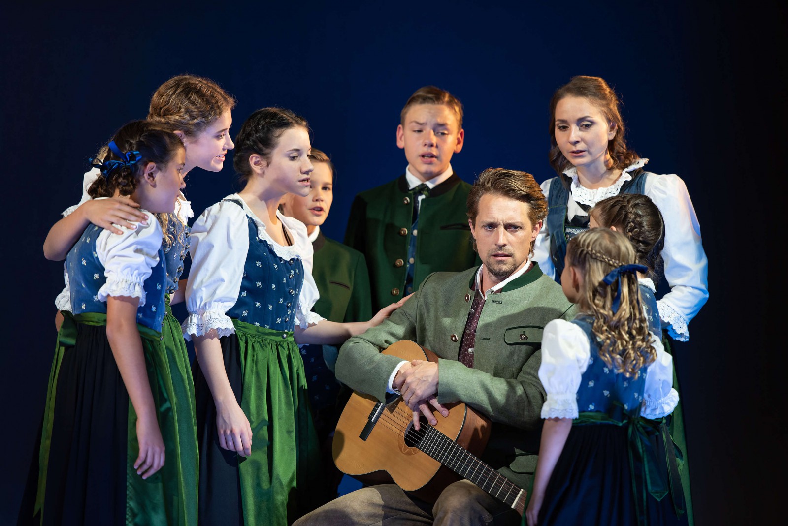 Emilia Grabner (Brigitta), Maria Strassl (Liesel), Alisa Rotthaler (Louisa), Daniel Fussek (Kurt), Lennart Malm (Friedrich), Lukas Perman (Kapitän Georg von Trapp), Patrizia Unger (Maria Rainer), Juliet Stiles (Martha), Sophie Fellner (Gretl) © Anna-Maria Löffelberger