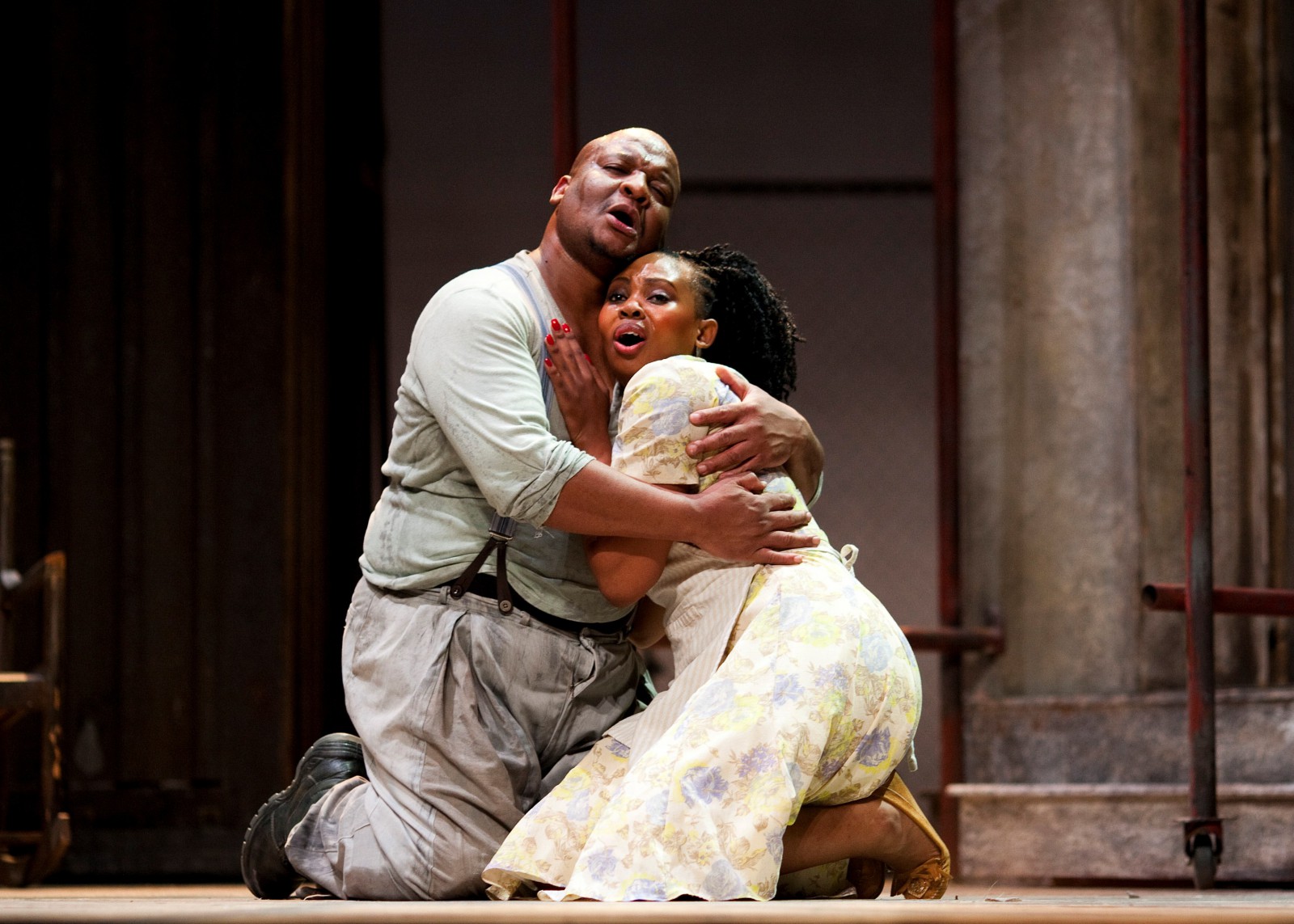 Otto Maidi as Porgy and Nonhlanhla Yende as Bess © © Helen Maybanks