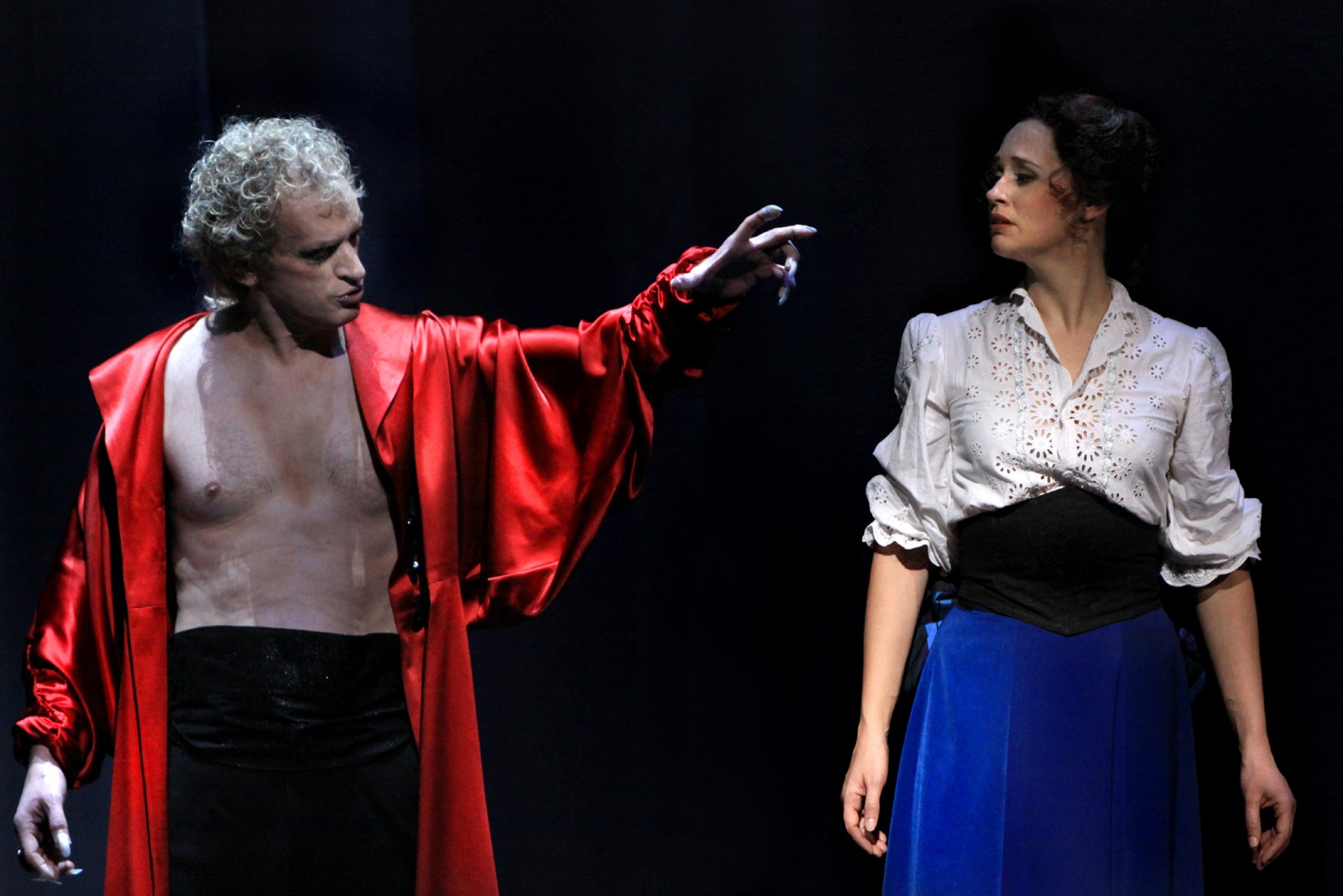 Dracula (Chris Murray) und Mina (Femke Soetanga) © Sabine Haymann