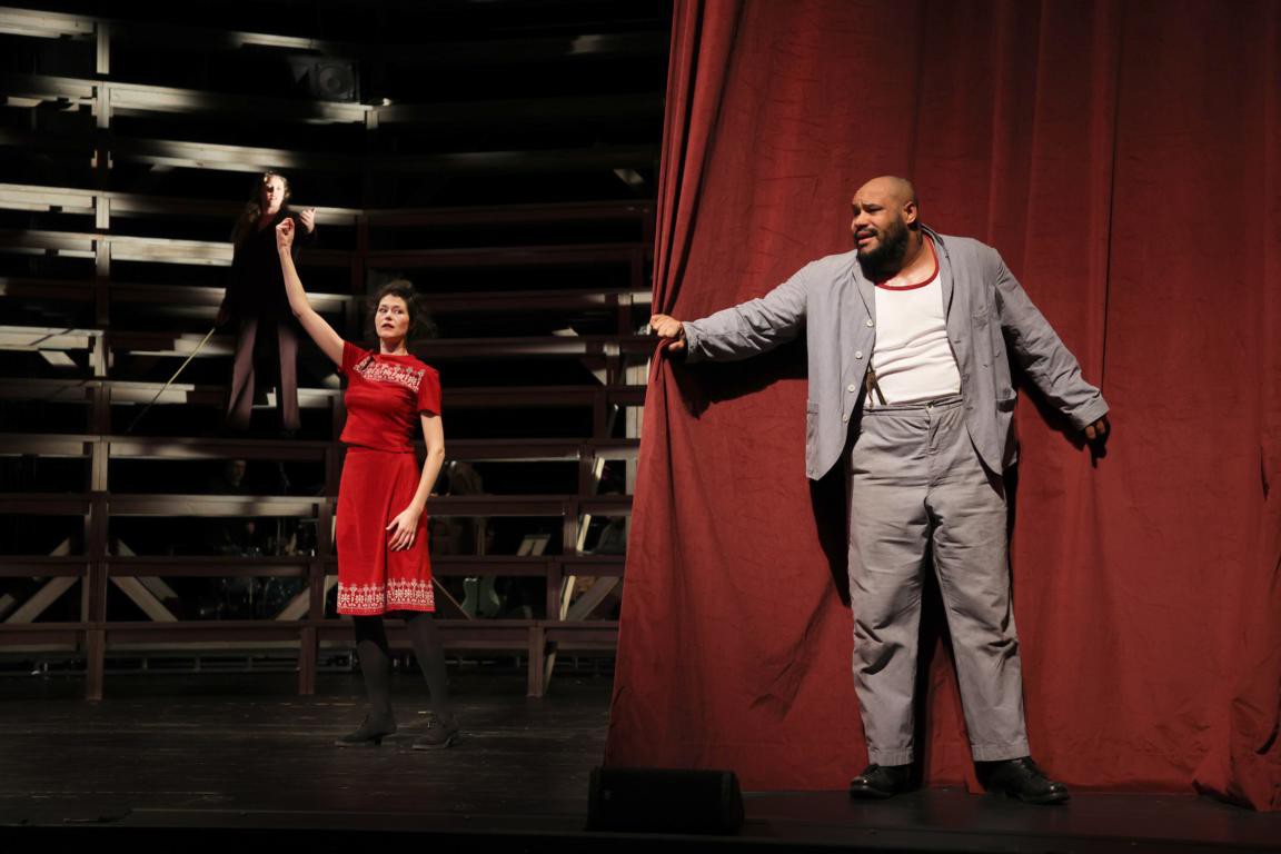 Annemaaike Bakker (Marie), Simon Zigah (Woyzeck) © Jörg Landsberg