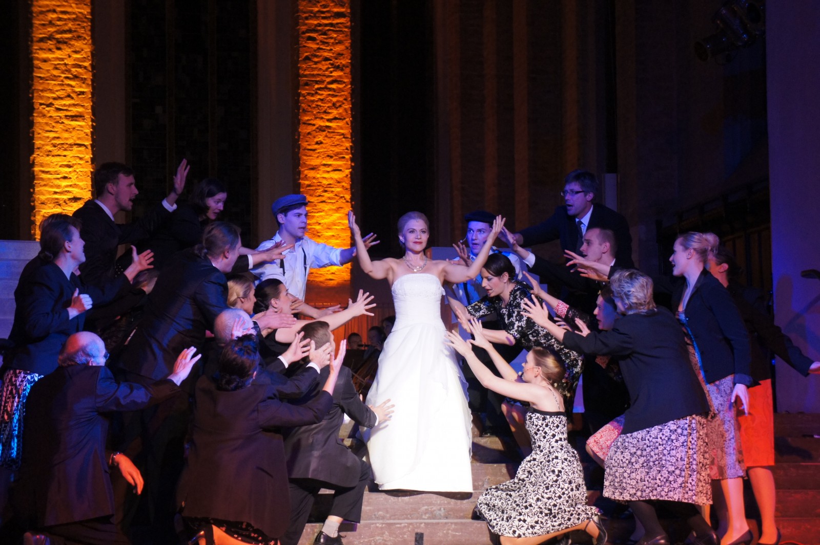 Evita (Katharina Schutza) und Ensemble © © Christoph Kayser