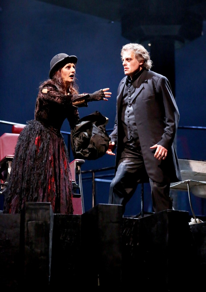 Patricia Nessy (Bettlerin), Morten Frank Larsen (Sweeney Todd) © Barbara Pálffy/Volksoper