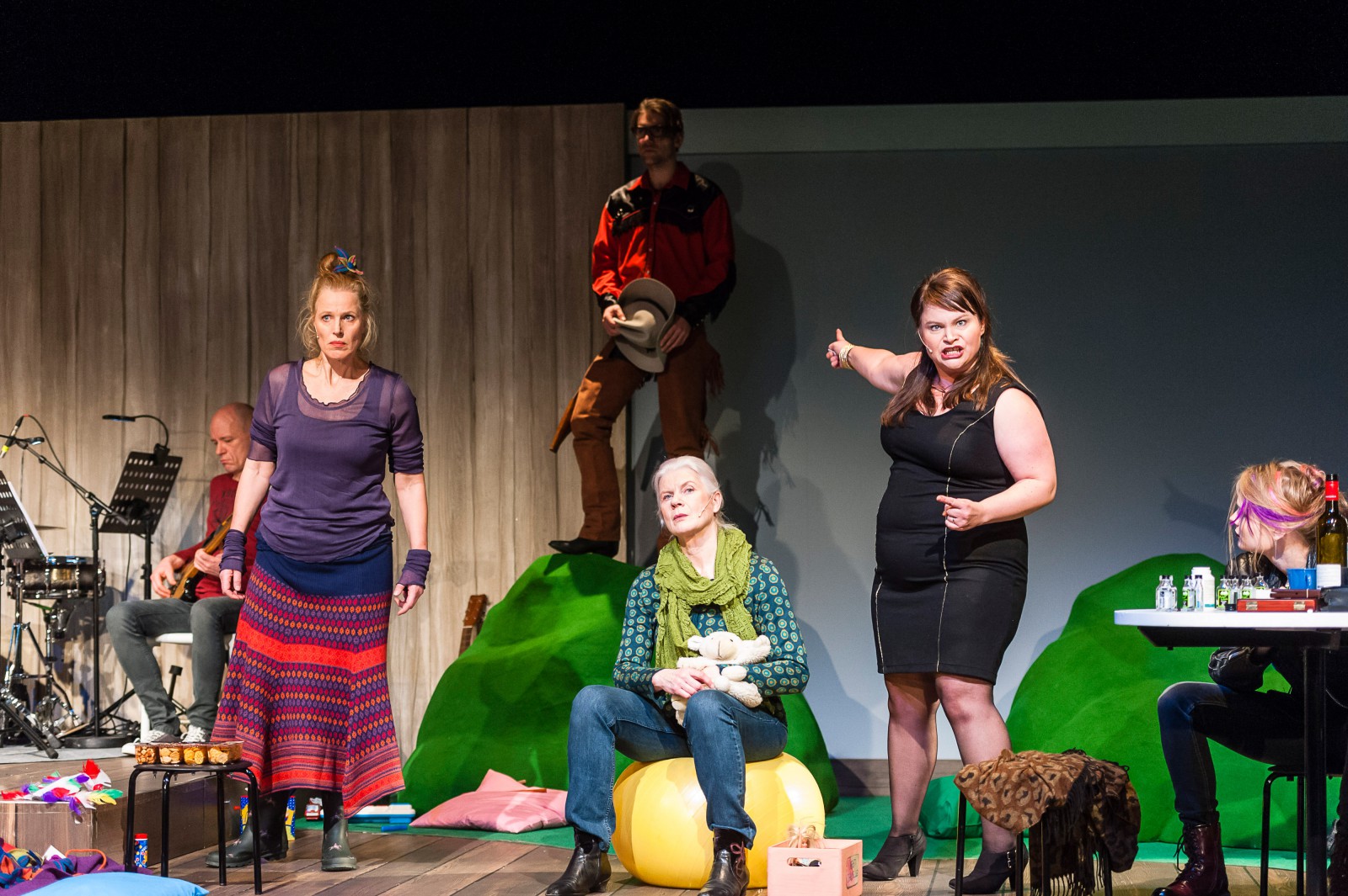 Karin Winkler, Lorenz Baumgarten, Ingeborg Losch, Eva Schneidereit, Thyra Uhde (v.l.n.r.) © Schleswig-Holsteinisches Landestheater