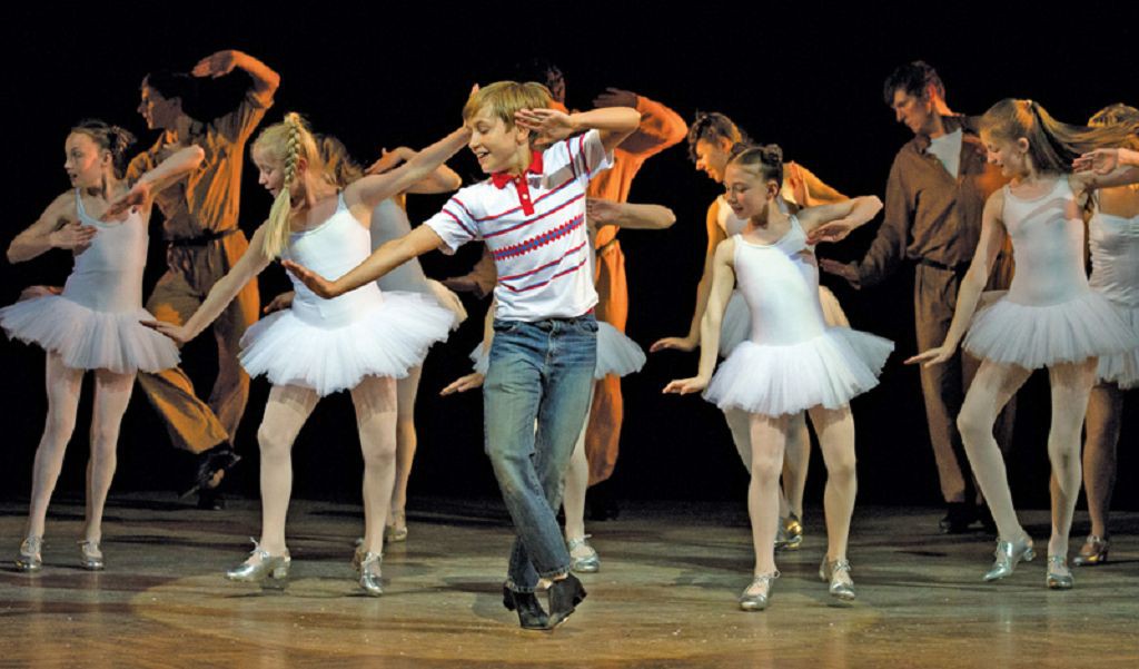 Redmand Rance als Billy Elliot sowie Ensemble © Alastair Muir