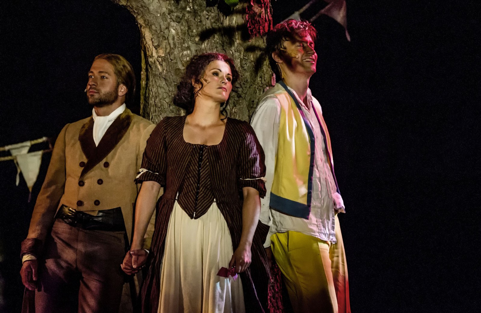 l-r: David Wehle (Albert), Anne Hoth (Lotte), Oliver Arno (Werther) © Bernd Deck