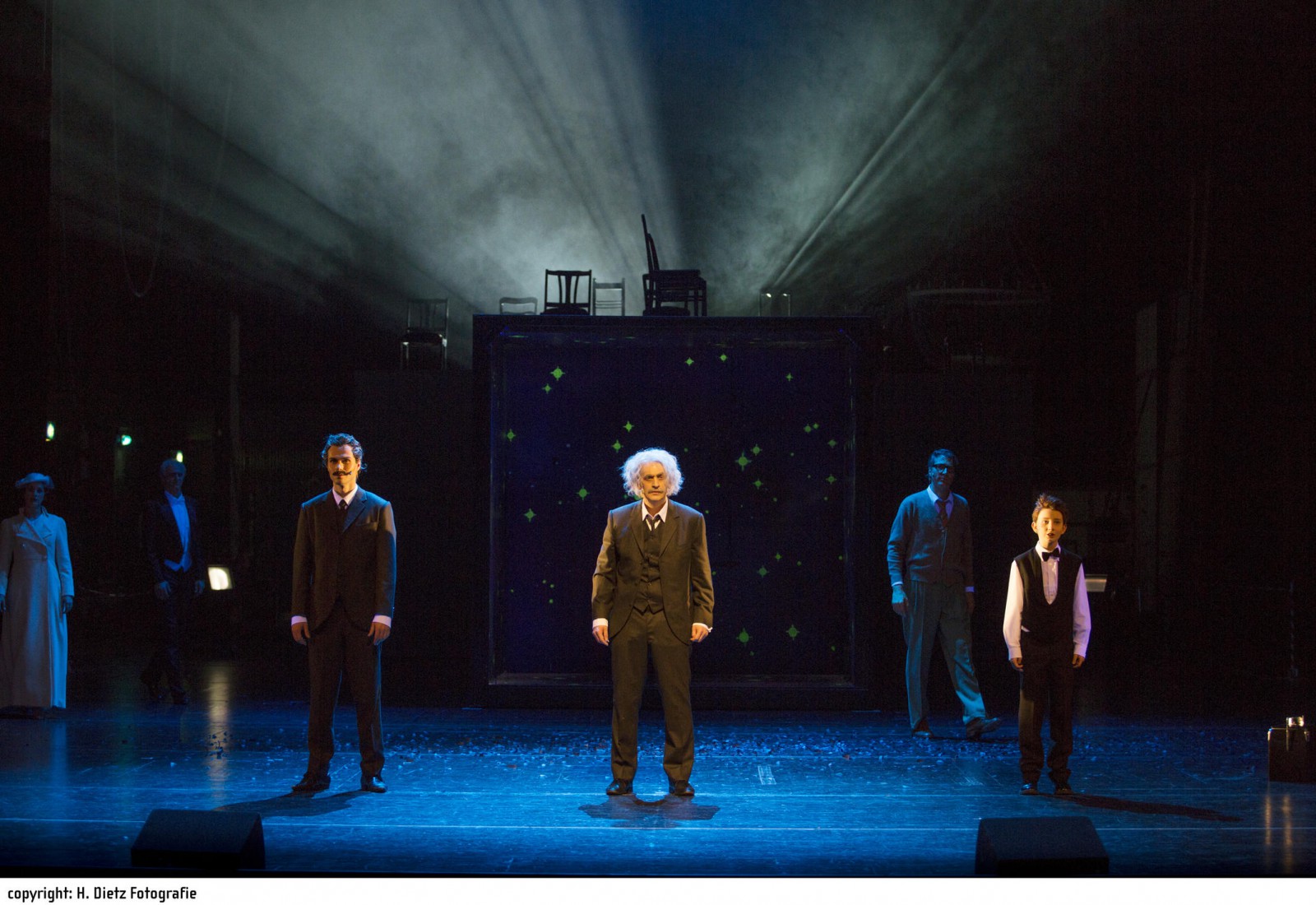 Christopher Brose (Albert Einstein als junger Mann), Chris Murray (Albert Einstein als alter Mann), Elias Himes (Albert Einstein als Kind) und Ensemble © H. Dietz Fotografie, Hof