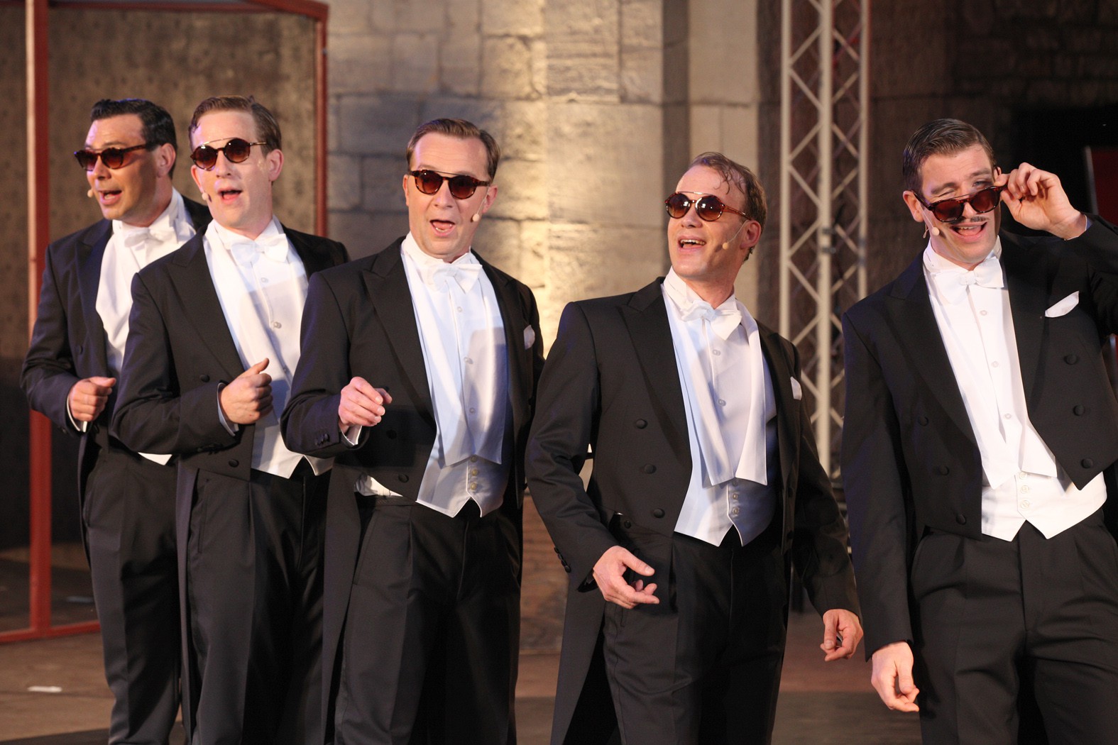 Daniel Dimitrow (Robert), Jannik Nowak (Erich), Dirk Weiler (Harry), Wolfgang Mirlach (Roman) und Oliver Polenz (Ari) © Hillebrecht/Die Foto-Maus