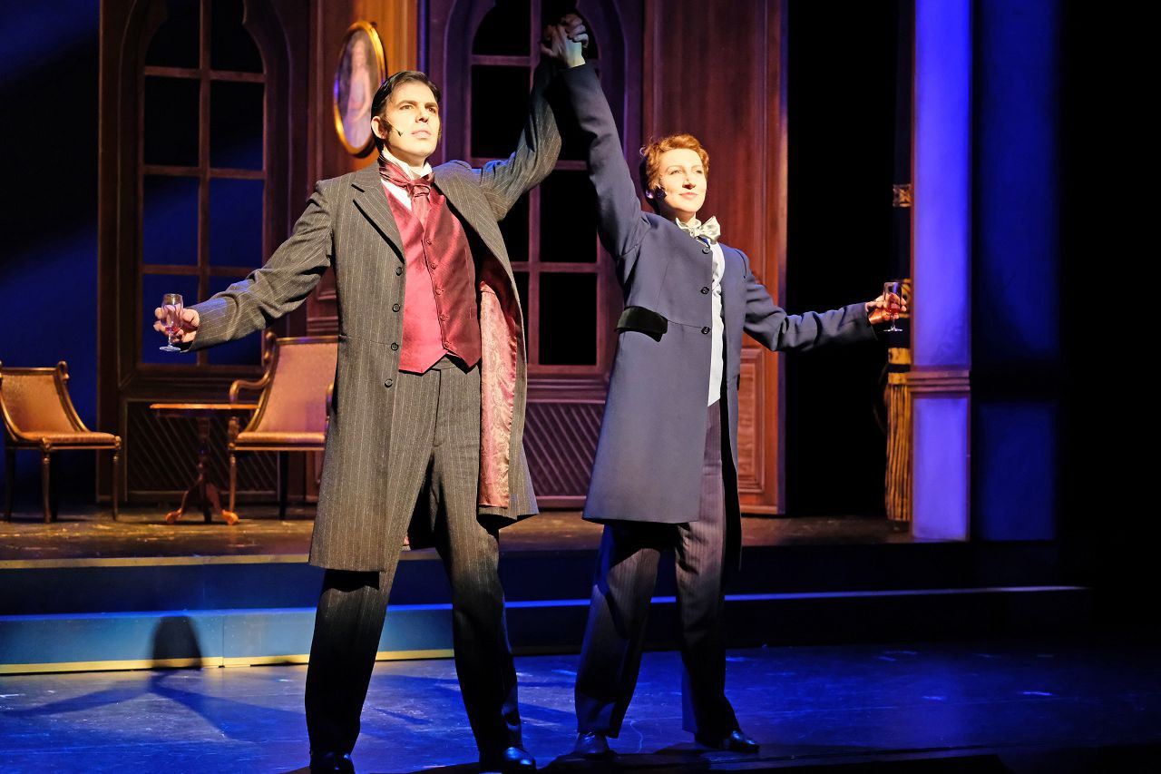 l-r: Fabian Egli (John Jasper), Teresa Scherhag (Edwin Drood) © Falk von Traubenberg