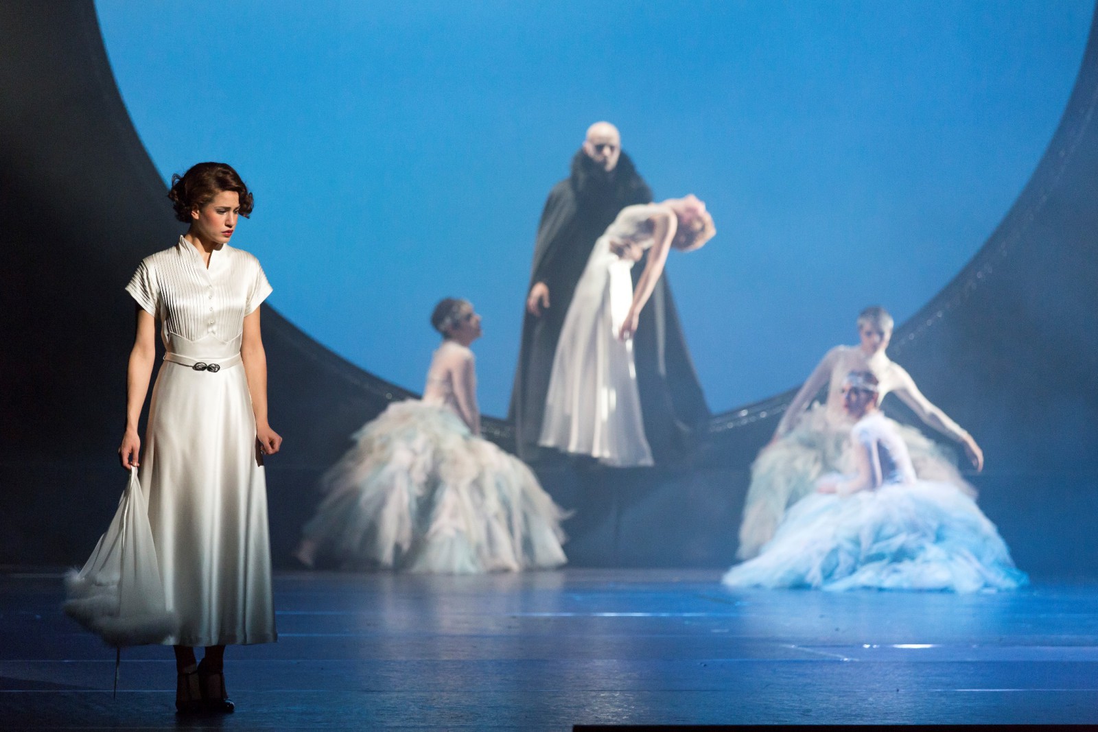 Mina Murray (Lisa Habermann), Dracula (Andreas Wolfram), Vampirinnen (Linda Rietdorff, Nedime Ince, Nathalie Parsa) & Lucy Westenra (Anna Preckeler) © Tom Schulze