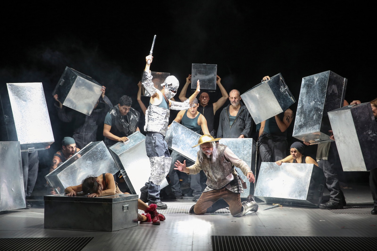 Patricia Nessy (Aldonza), Christian Dolezal (Dr. Carrasco), Robert Meyer (Don Quixote), Ensemble © Barbara Pálffy/Volksoper