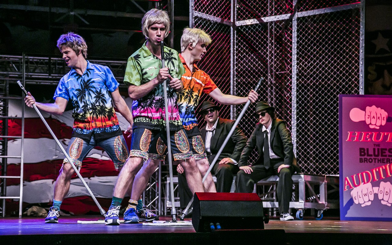 l-r: Tim Müller (Beachboy Jim), Björn Schäffer (Beachboy Frank), Jürgen Brehm (Beachboy Harry), hinten: Alexander Prosek (Jake Blues), Judith Bloch (Elwood Blues) © Jochen Quast