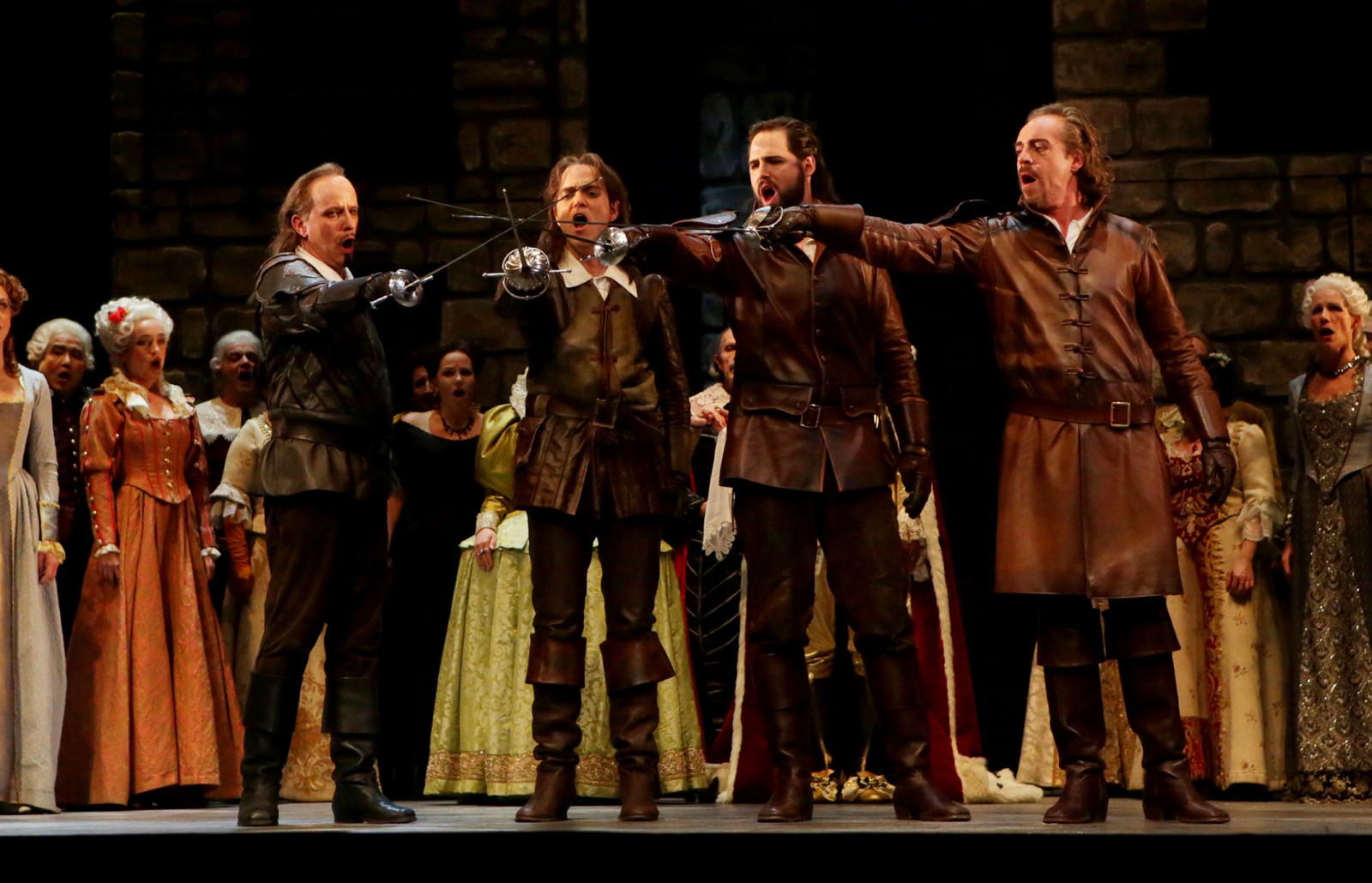 Gerd Vogel (Athos), Björn Christian Kuhn (d´Artagnan), Joa Helgesson (Porthos), Paul Stampehl (Aramis), Chor der Oper Halle © Theater, Oper und Orchester GmbH, Foto: Maike Glöckner