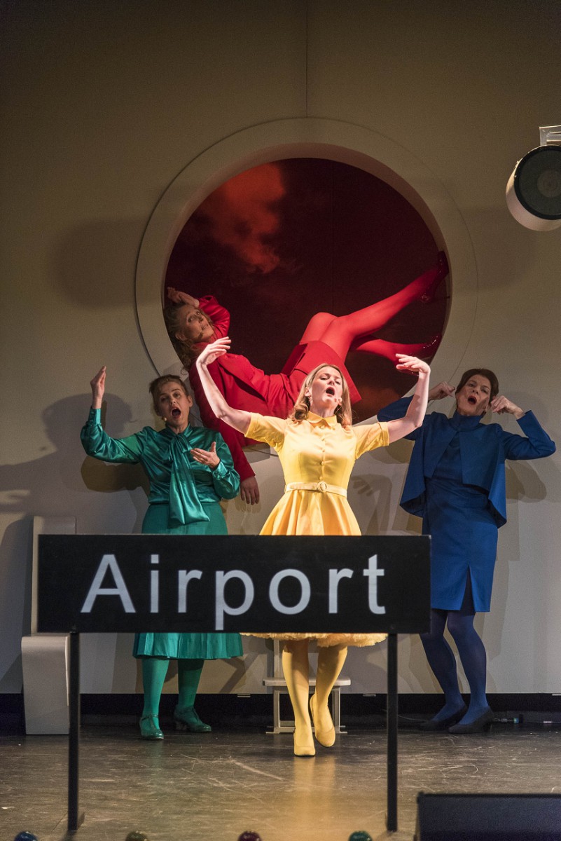 l-r: Heidi Züger, Karin Winkler, Lisa Karlström, Ingeborg Losch © Schleswig-Holsteinisches Landestheater