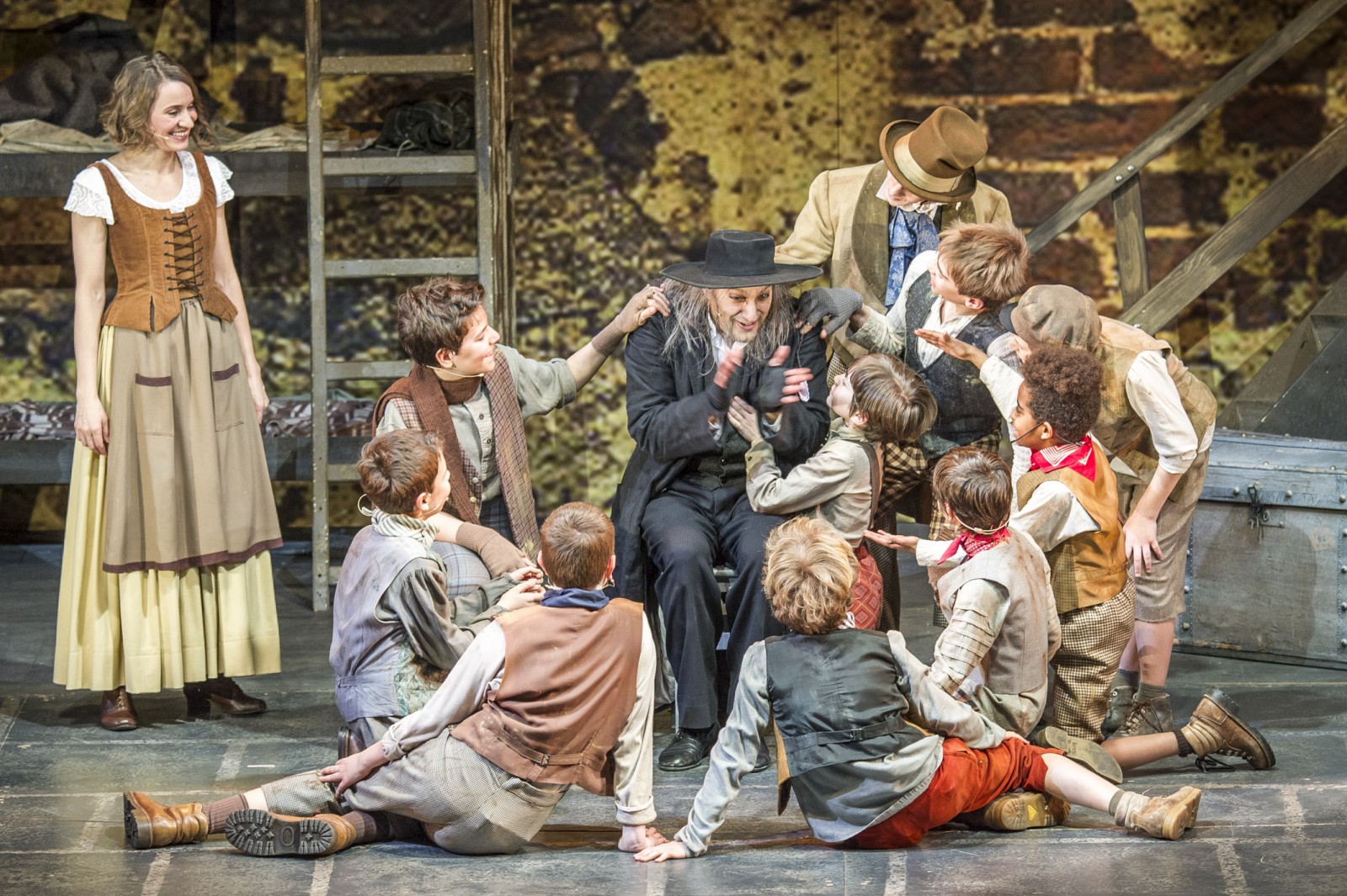 Renate Fankhauser (Bet), Randy Diamond (Fagin), Philipp Meraner (Artful Dodger), Kinderchor © Rupert Larl