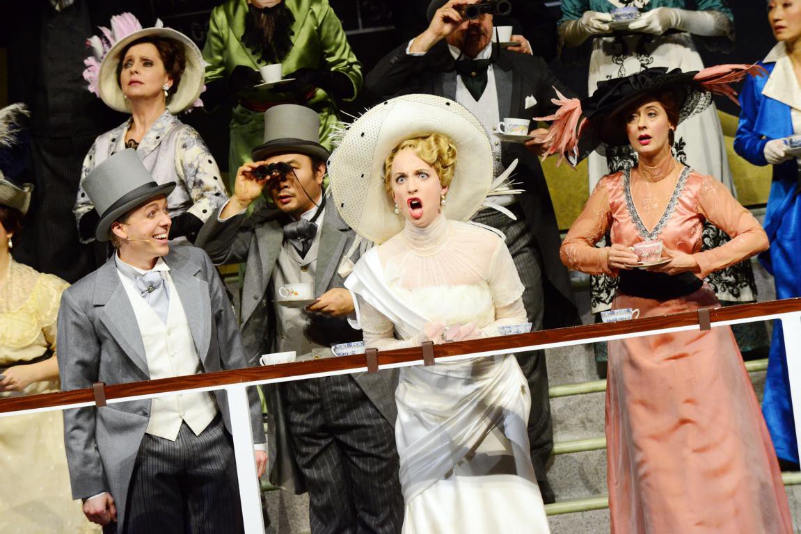 Cameron Becker (Freddy Eynsford-Hill), Kristina Stanek (Eliza Doolittle) © Falk von Traubenberg, Staatstheater Karlsruhe